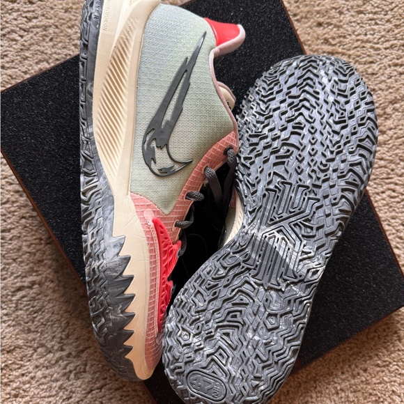 KYRIE 4 LOW PALE CORAL - Picture 3 of 6